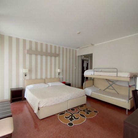 Hotel Vittoria Генуя Экстерьер фото